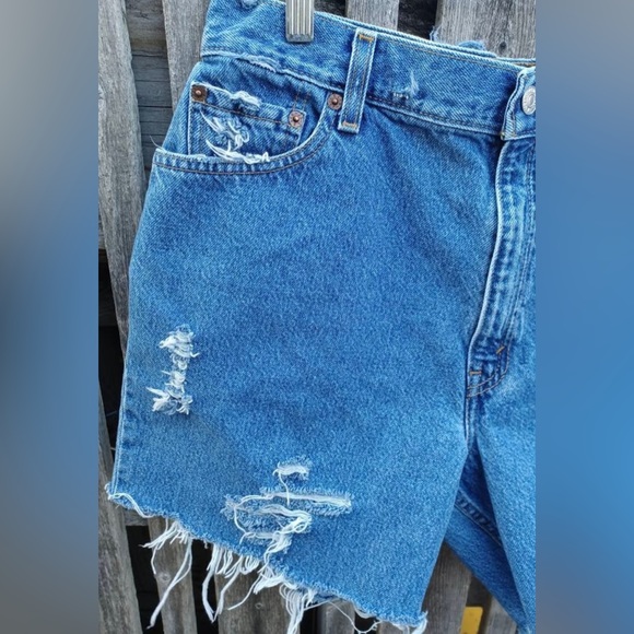 LEVI STRAUSS 550 RED TAG DISTRESSED DENIM SHORTS - Picture 5 of 8